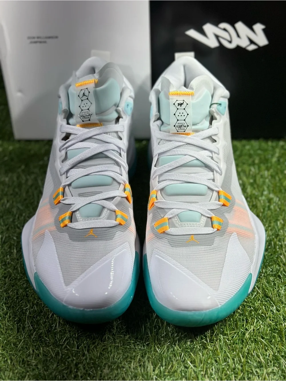 JORDAN ZION 1 , WHITE/ DYNAMIC TURQUOISE, MENS 10 , DA3130-101 NEW IN BOX